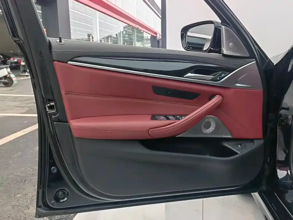 BMW 5 Series 2023 из CN, фото 3