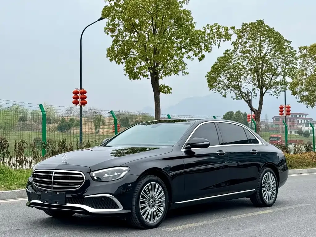 Mercedes-Benz E-Class — фото 1