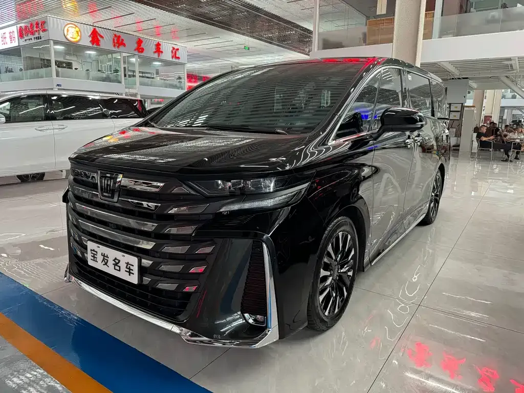 Toyota Vellfire — фото 1