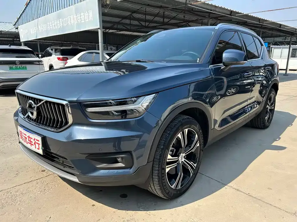Volvo XC40 — фото 1