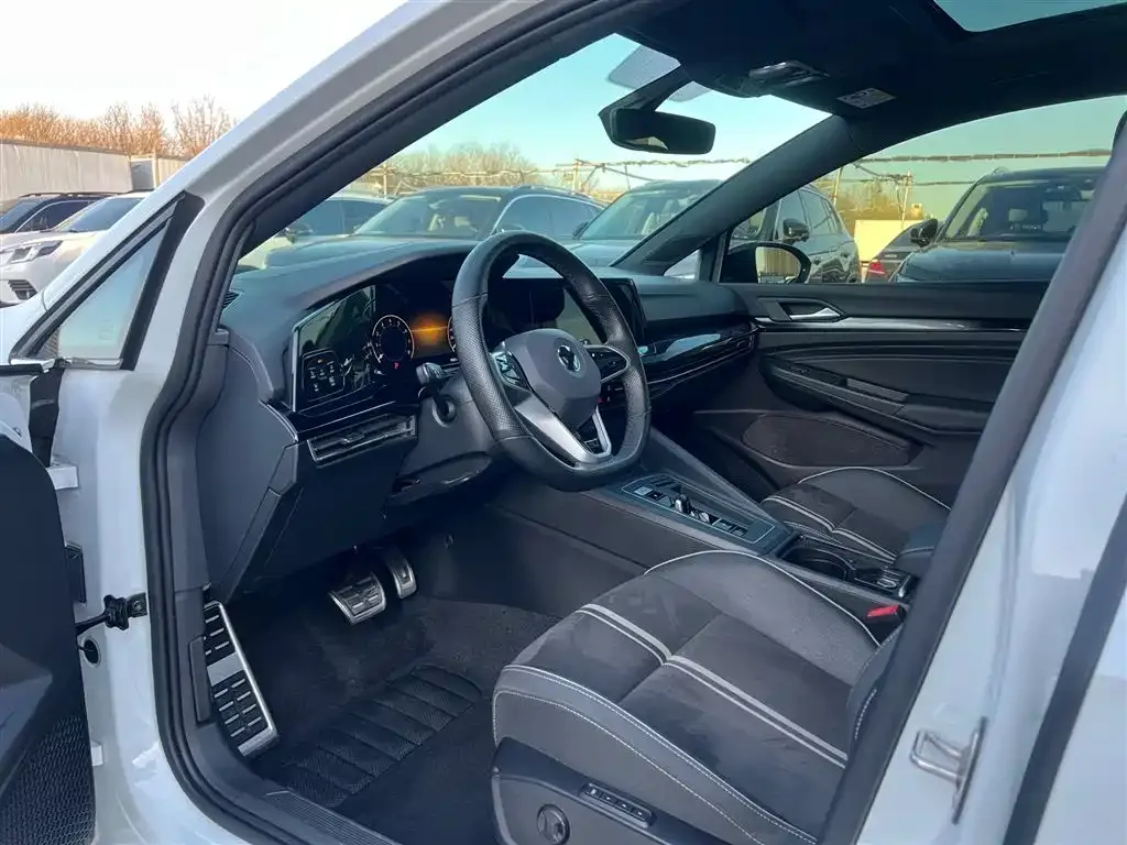 Volkswagen Golf 2023 из CN, фото 2