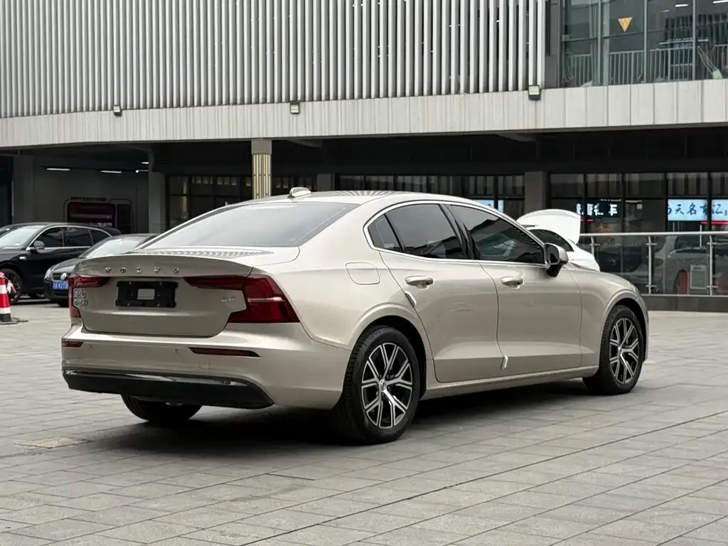 Volvo S60 — фото 10