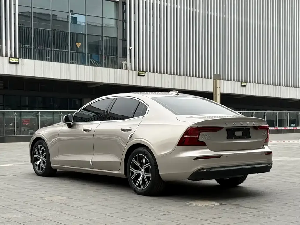 Volvo S60 — фото 5