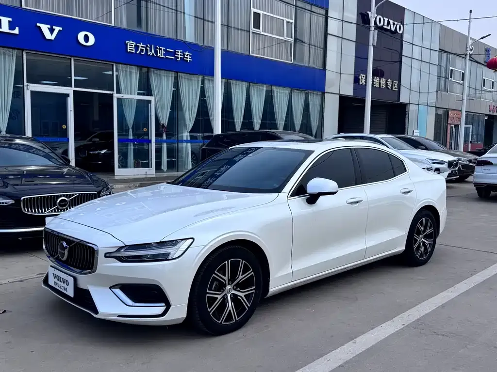 Volvo S60 2023 из CN, фото 1