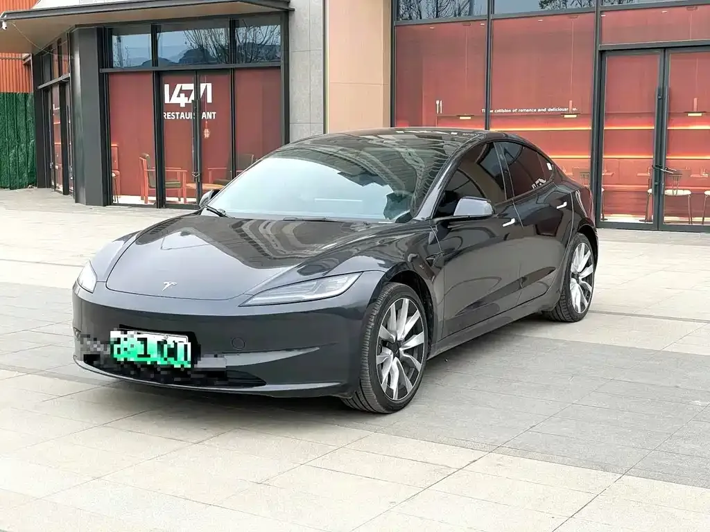 Tesla Model 3 — фото 1