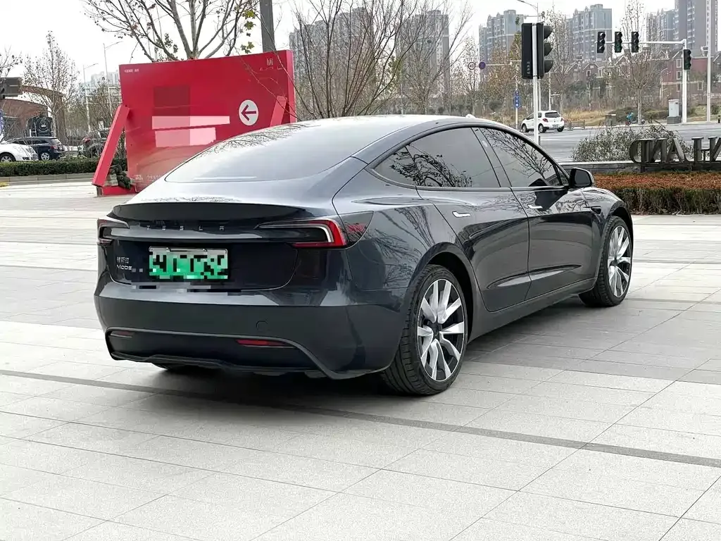 Tesla Model 3 — фото 4