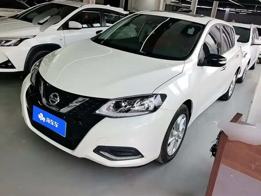 Nissan Tiida — фото 1