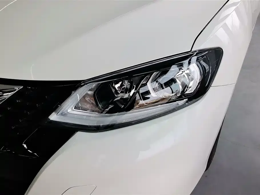 Nissan Tiida — фото 2