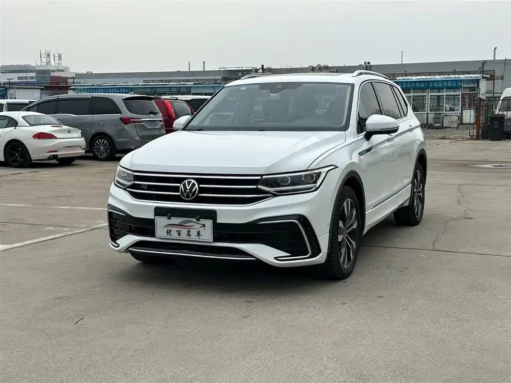 Volkswagen Tiguan L — фото 1
