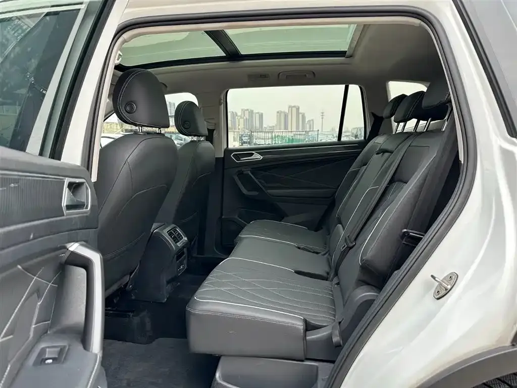 Volkswagen Tiguan L — фото 10