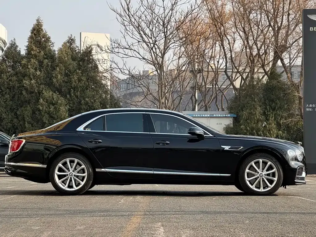 Bentley Flying Spur — фото 10