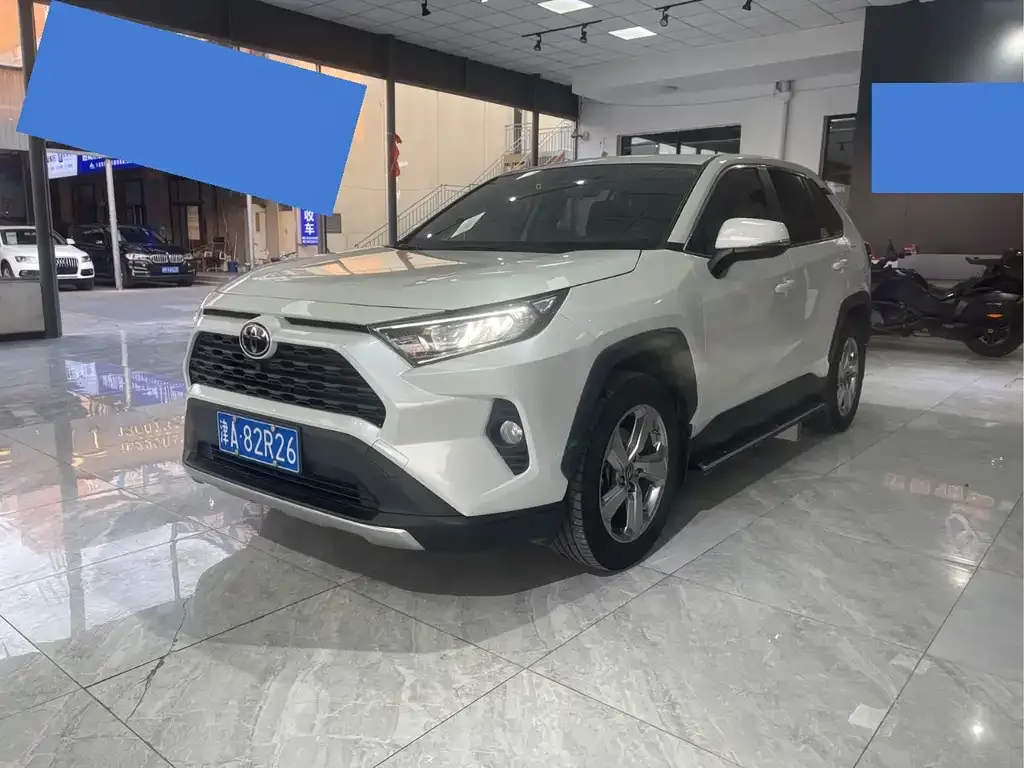 Toyota RAV4 — фото 1