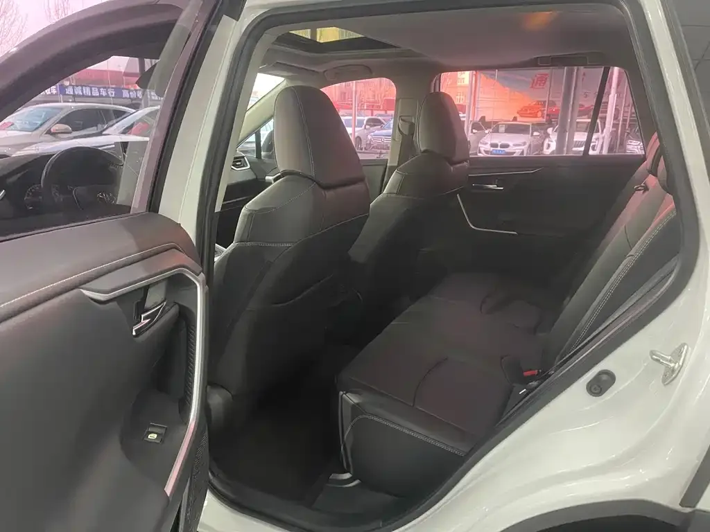 Toyota RAV4 — фото 9