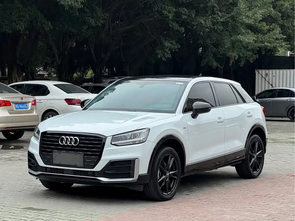 Audi Q2L — фото 1