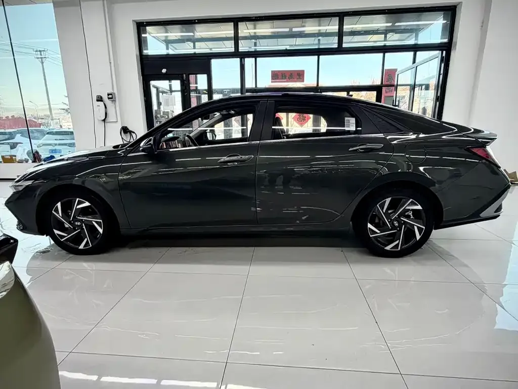 Hyundai Elantra — фото 3