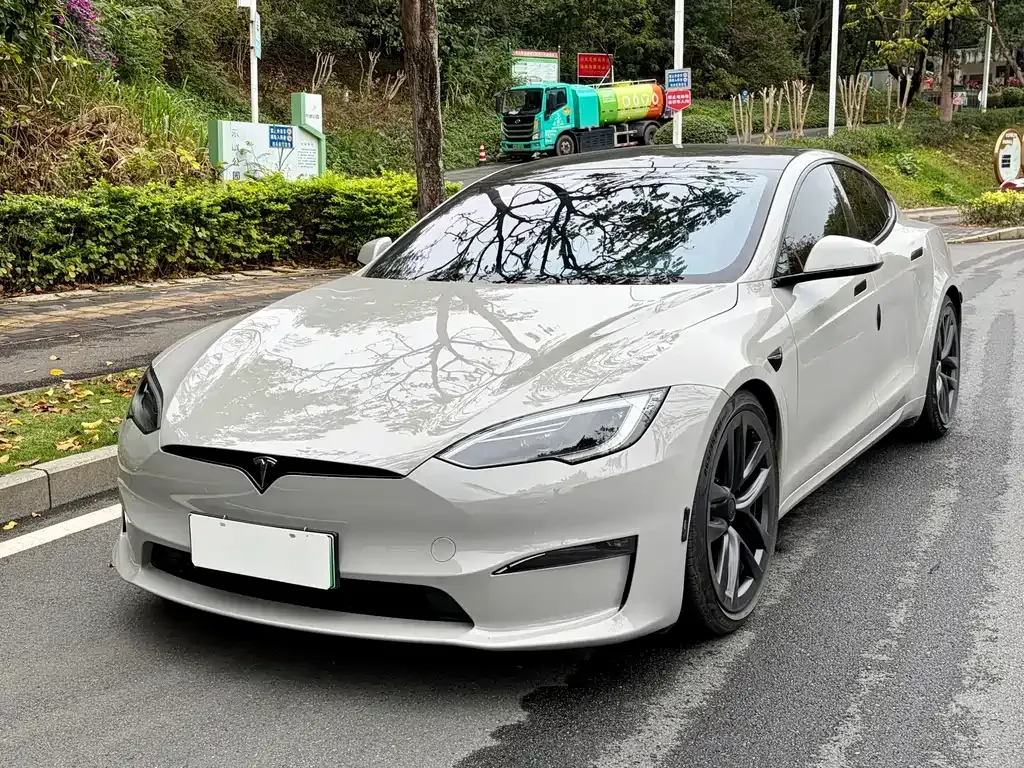 Tesla Model 3 — фото 1