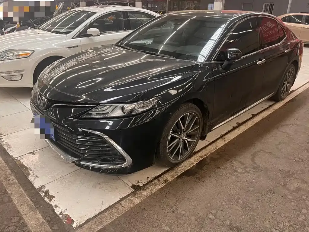 Toyota Camry — фото 1