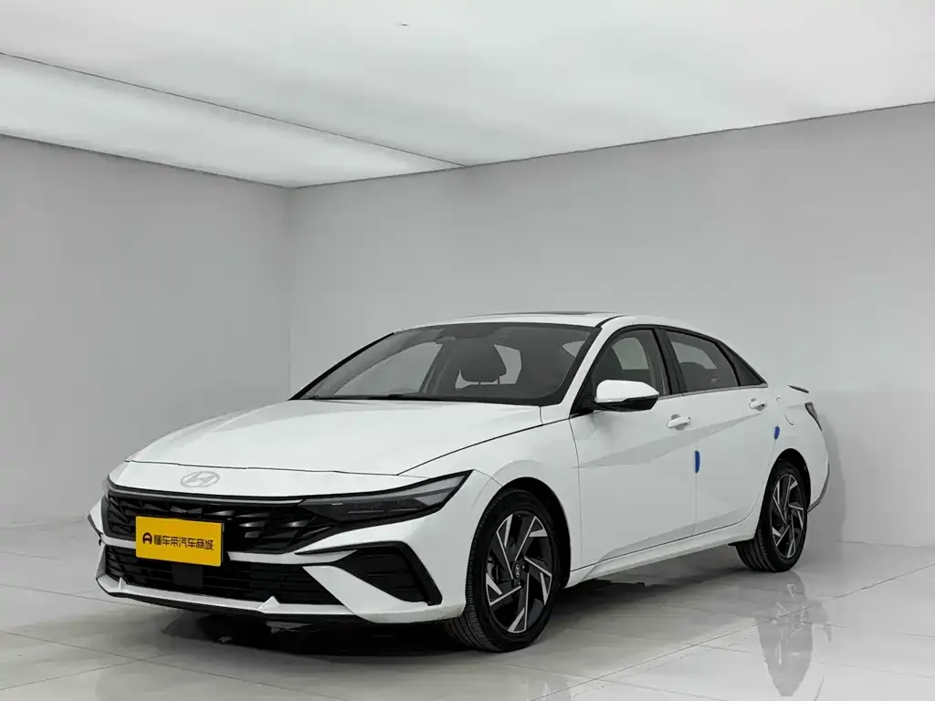 Hyundai Elantra — фото 1
