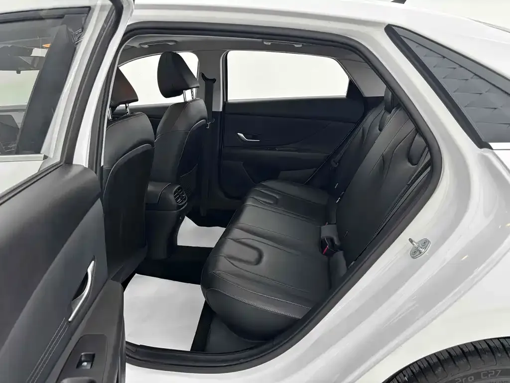 Hyundai Elantra — фото 9