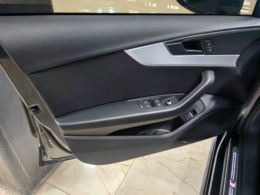 Audi A4L 2021 из CN, фото 3