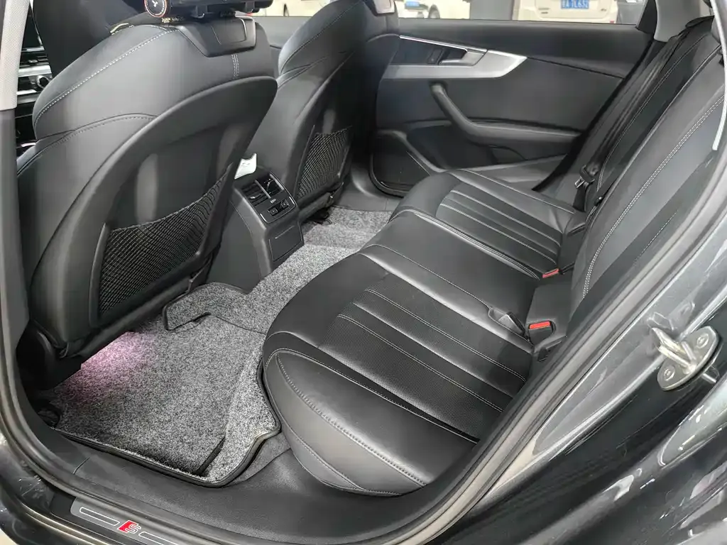 Audi A4L 2021 из CN, фото 9