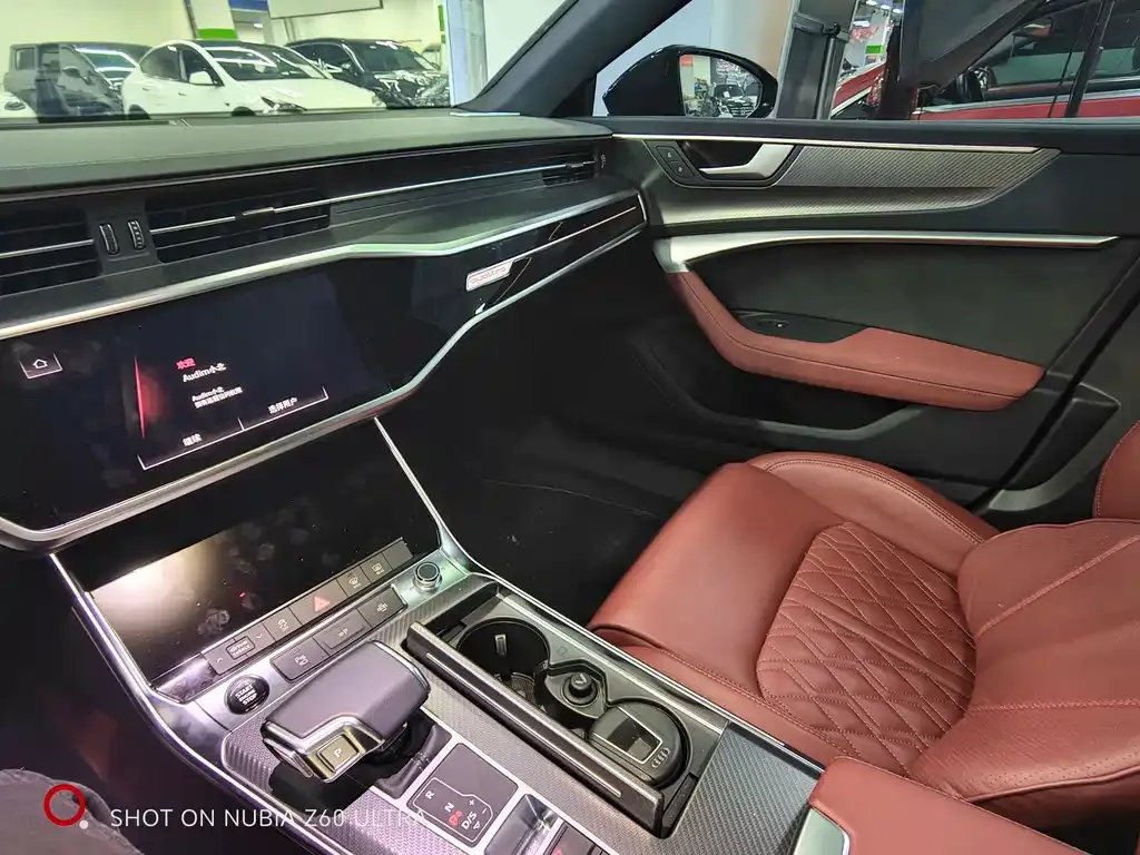 Audi A7L — фото 5