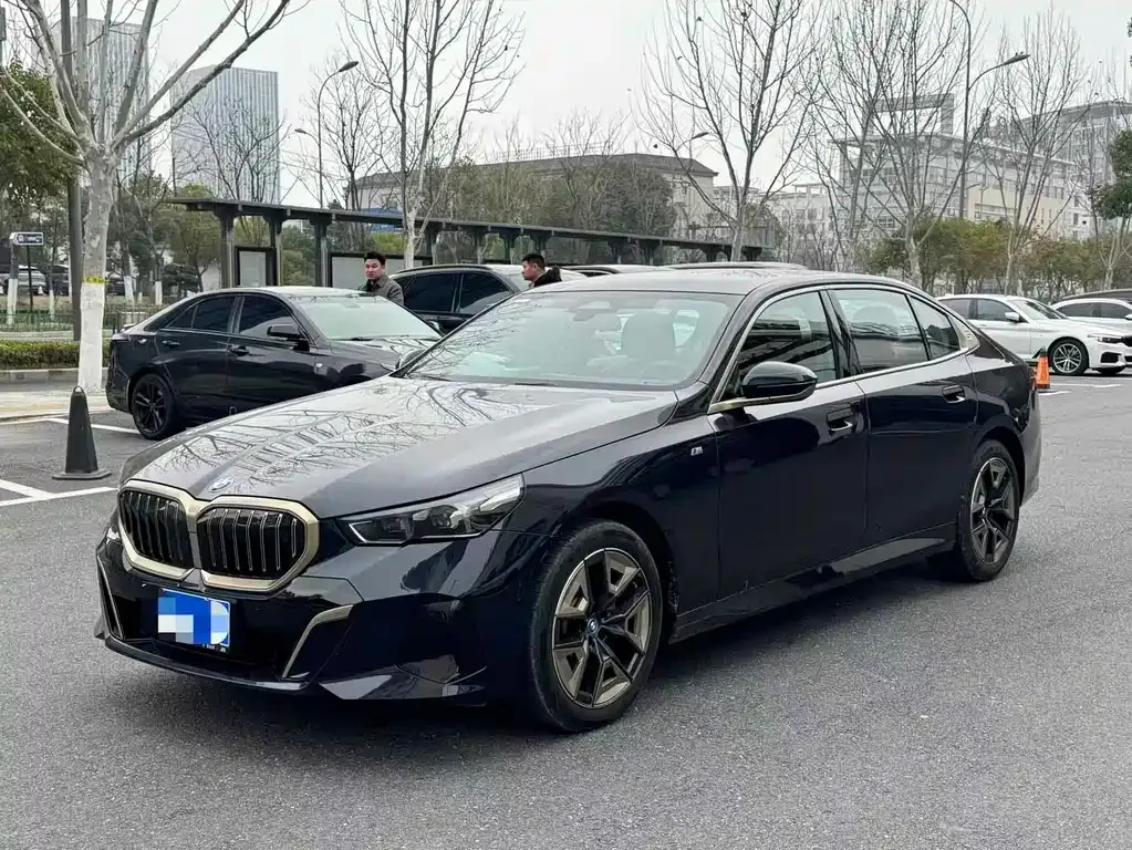 BMW 5 Series — фото 1