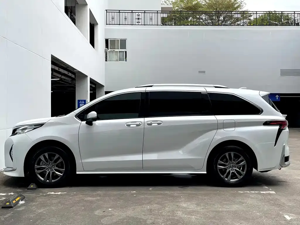 Toyota Sienna — фото 7