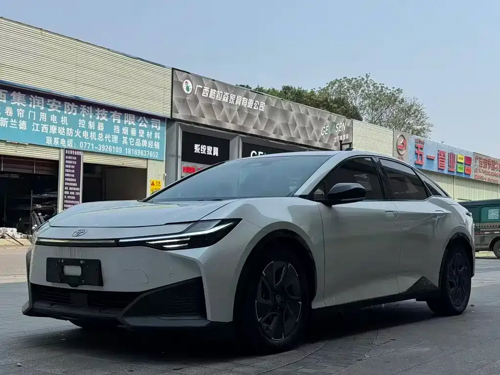 Toyota bZ3 2023 из CN, фото 1