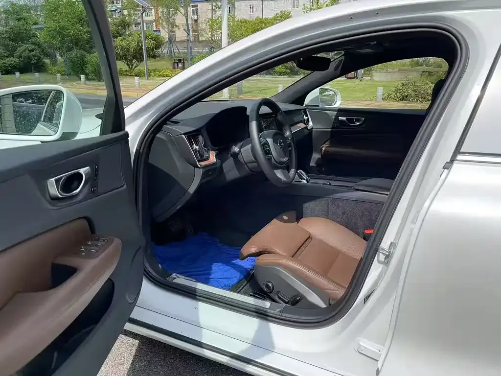 Volvo S60 2025 из CN, фото 9