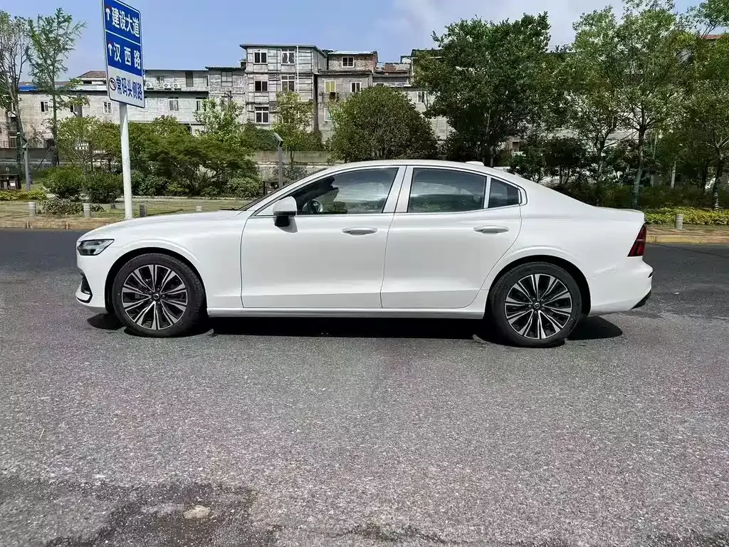 Volvo S60 2025 из CN, фото 4