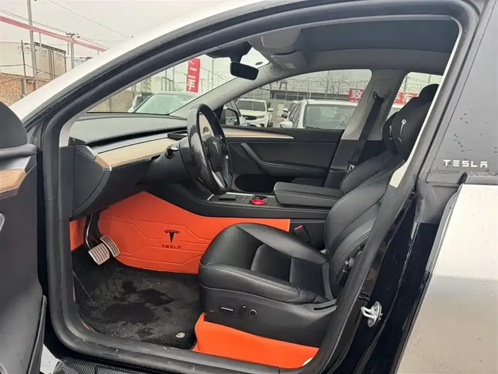 Tesla Model Y — фото 8