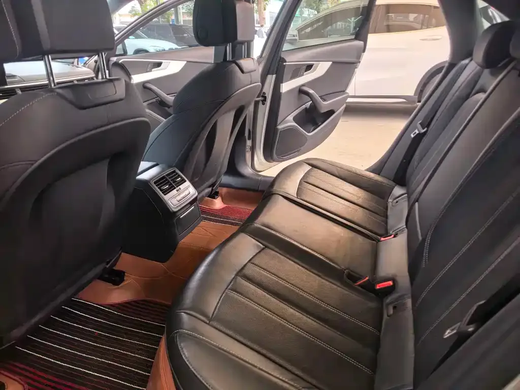 Audi A4L 2022 из CN, фото 8