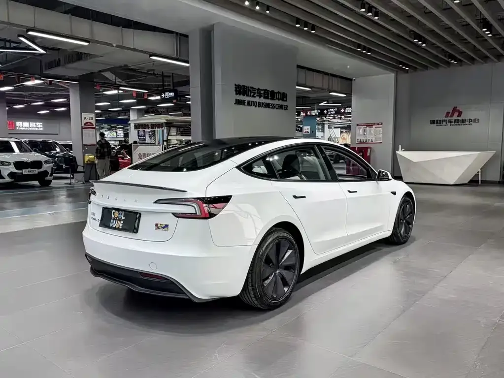 Tesla Model 3 — фото 8