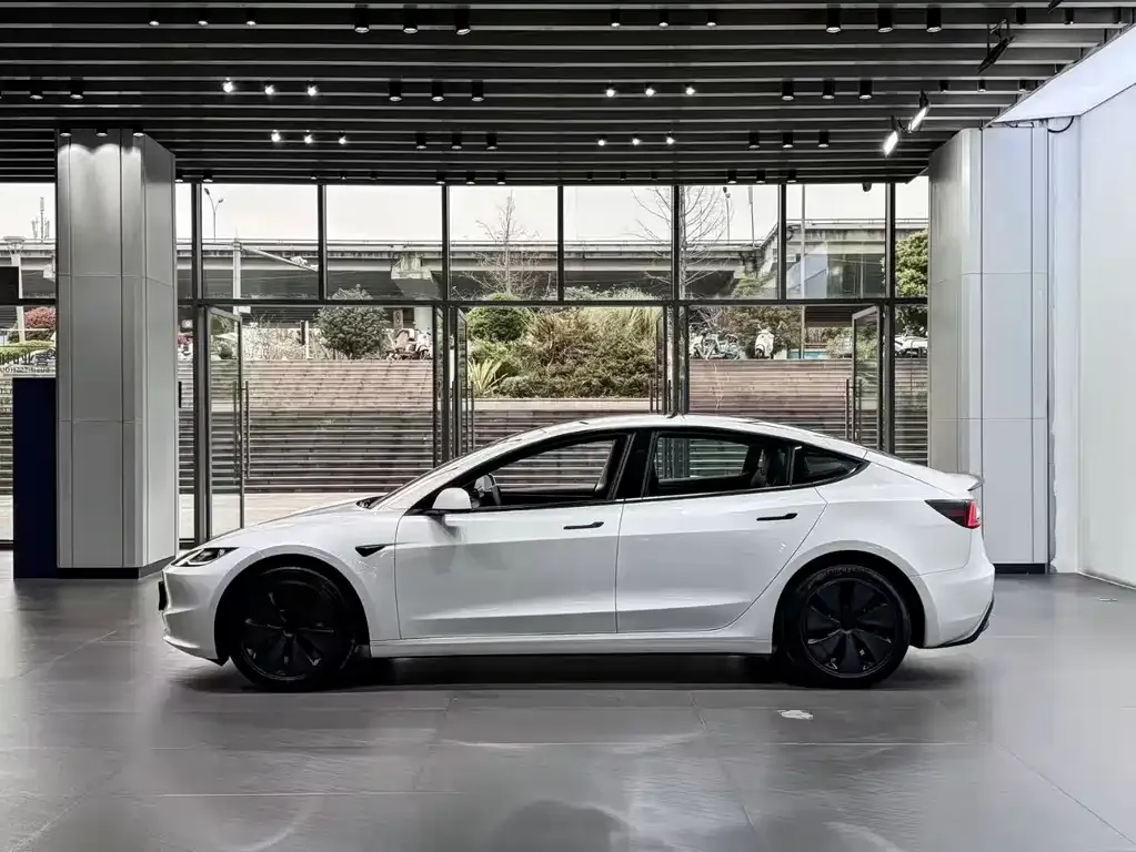 Tesla Model 3 — фото 9
