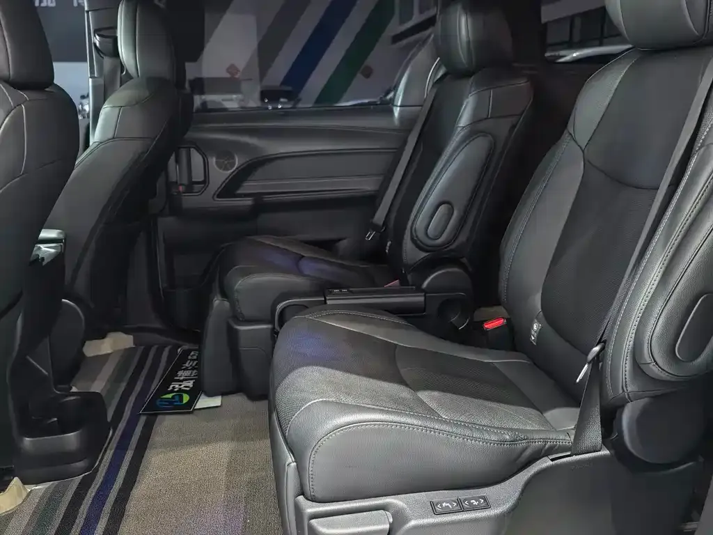 Toyota Sienna 2023 из CN, фото 4