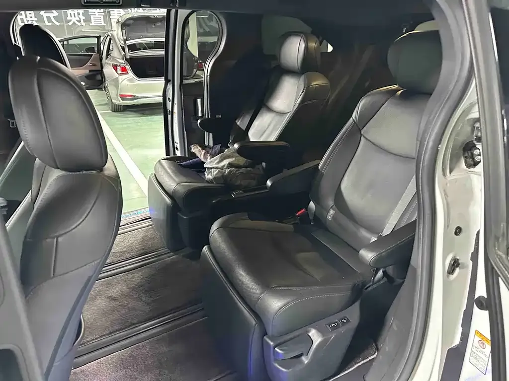 Toyota Sienna 2023 из CN, фото 6