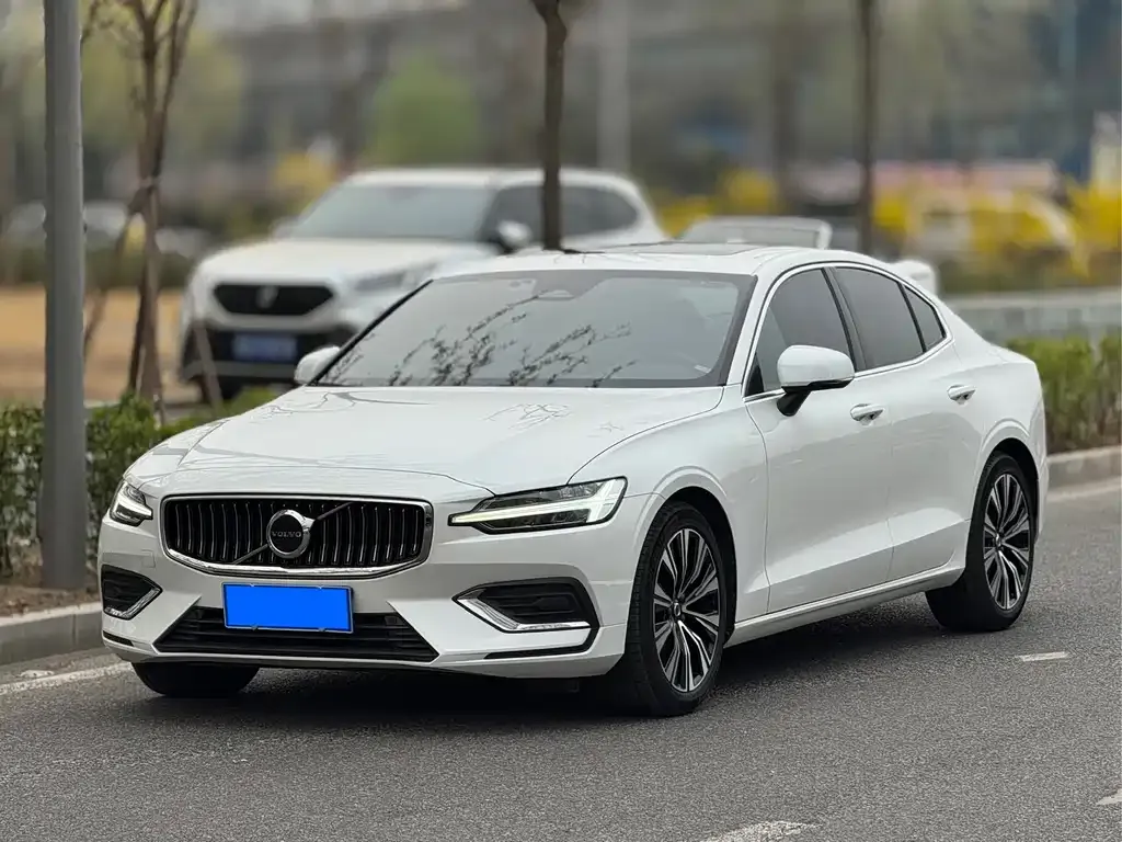 Volvo S60 2023 из CN, фото 1