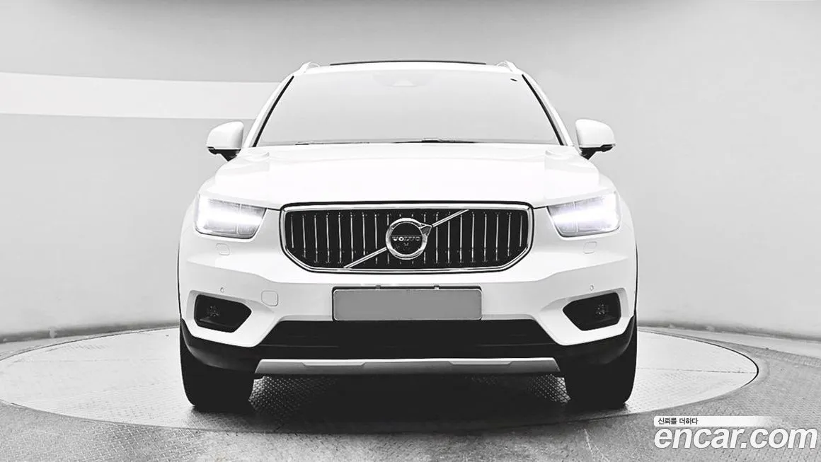 Volvo XC40 — фото 10