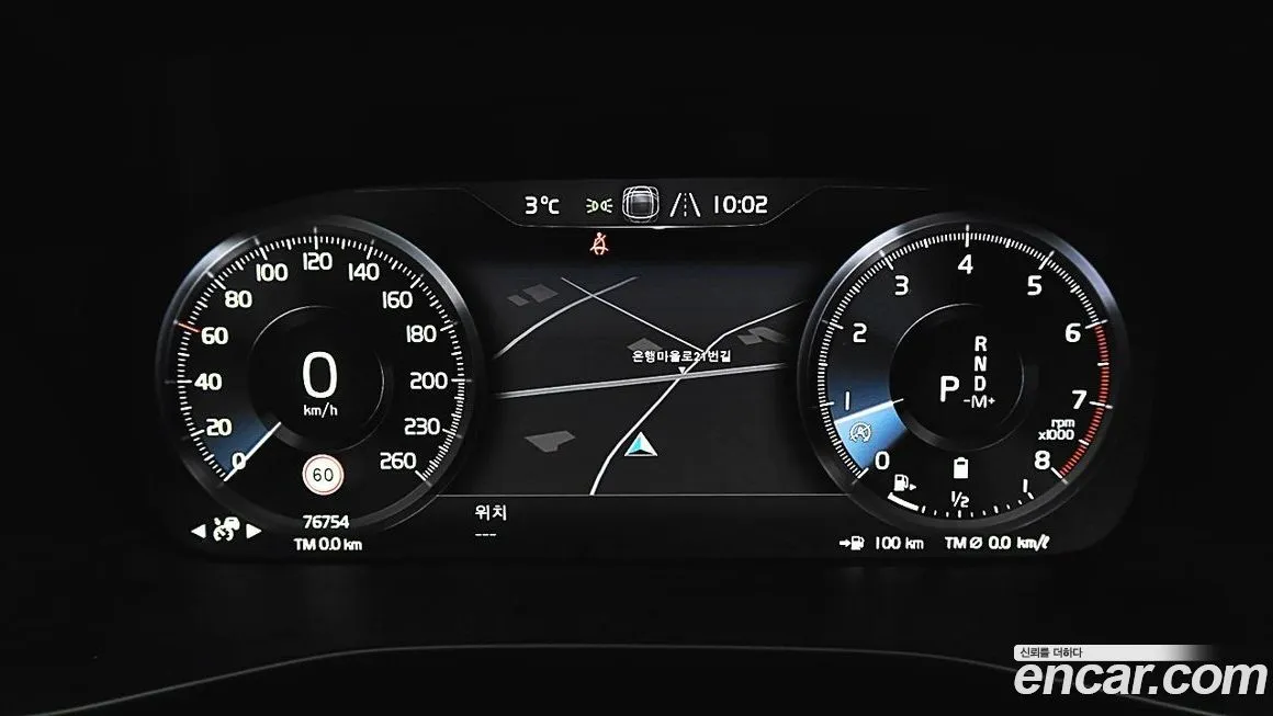 Volvo XC40 — фото 9