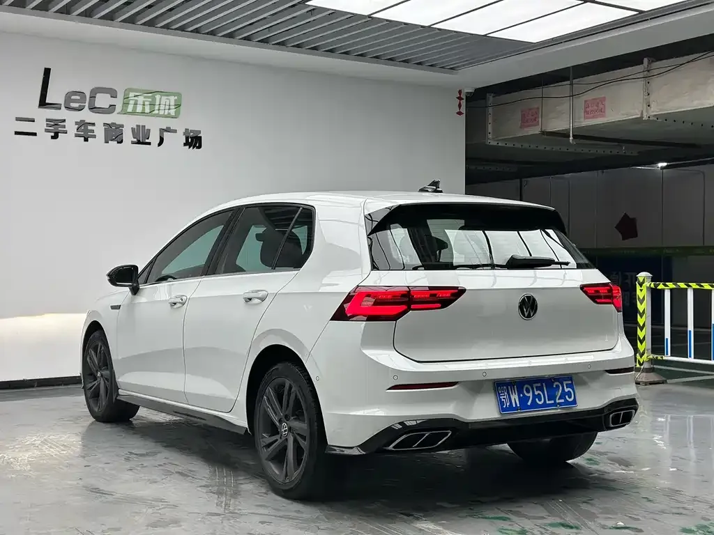 Volkswagen Golf 2023 из CN, фото 10