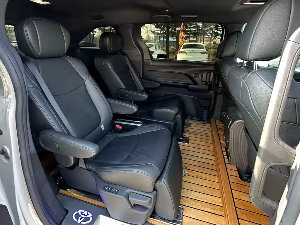Toyota Sienna 2023 из CN, фото 3