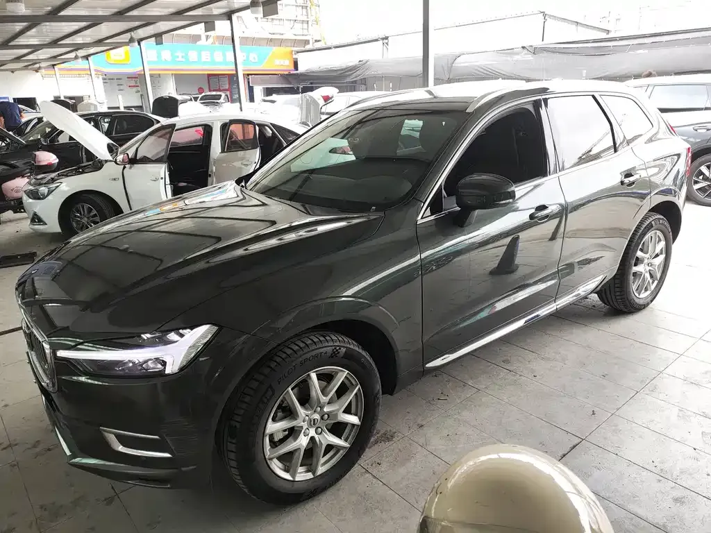 Volvo XC60 — фото 1