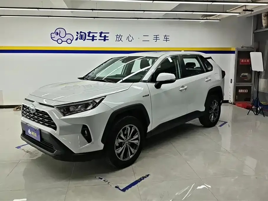 Toyota RAV4 — фото 1