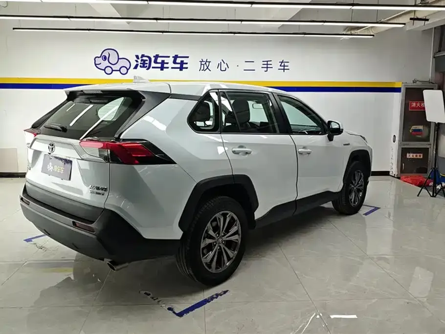 Toyota RAV4 — фото 10