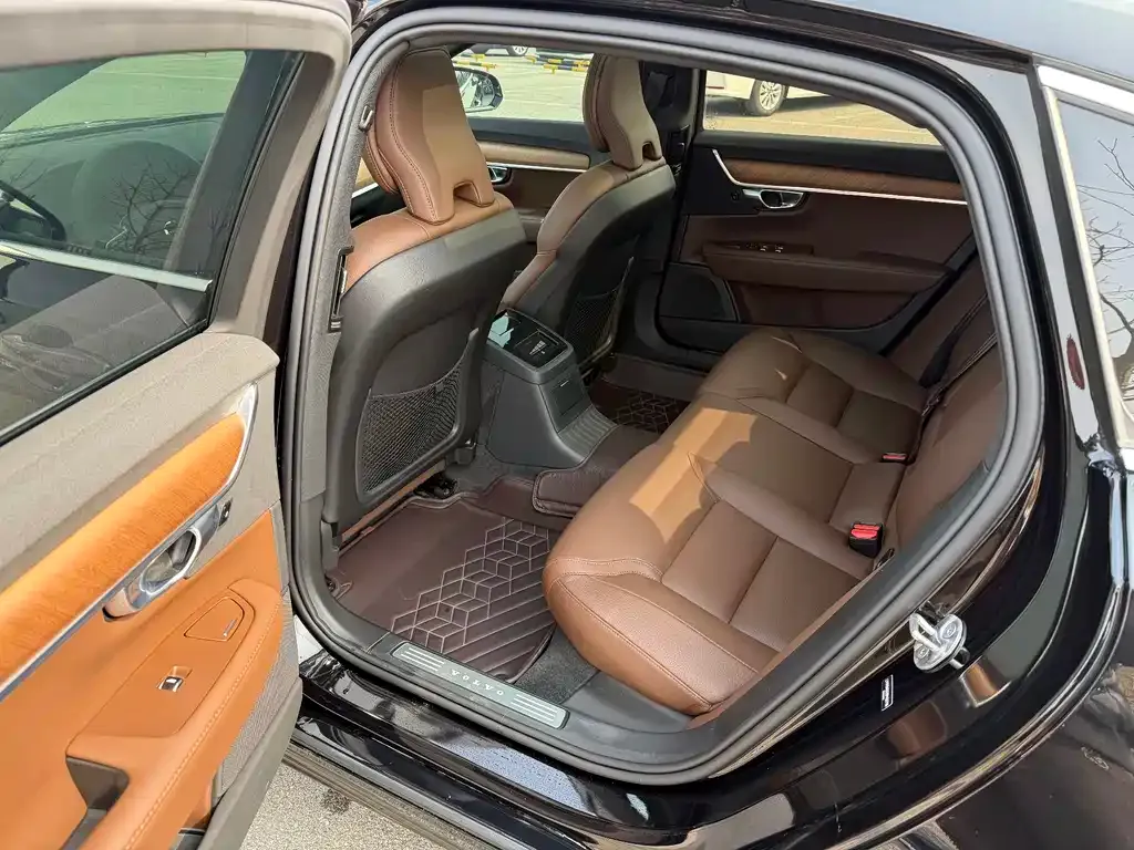Volvo S90 PHEV 2024 из CN, фото 5