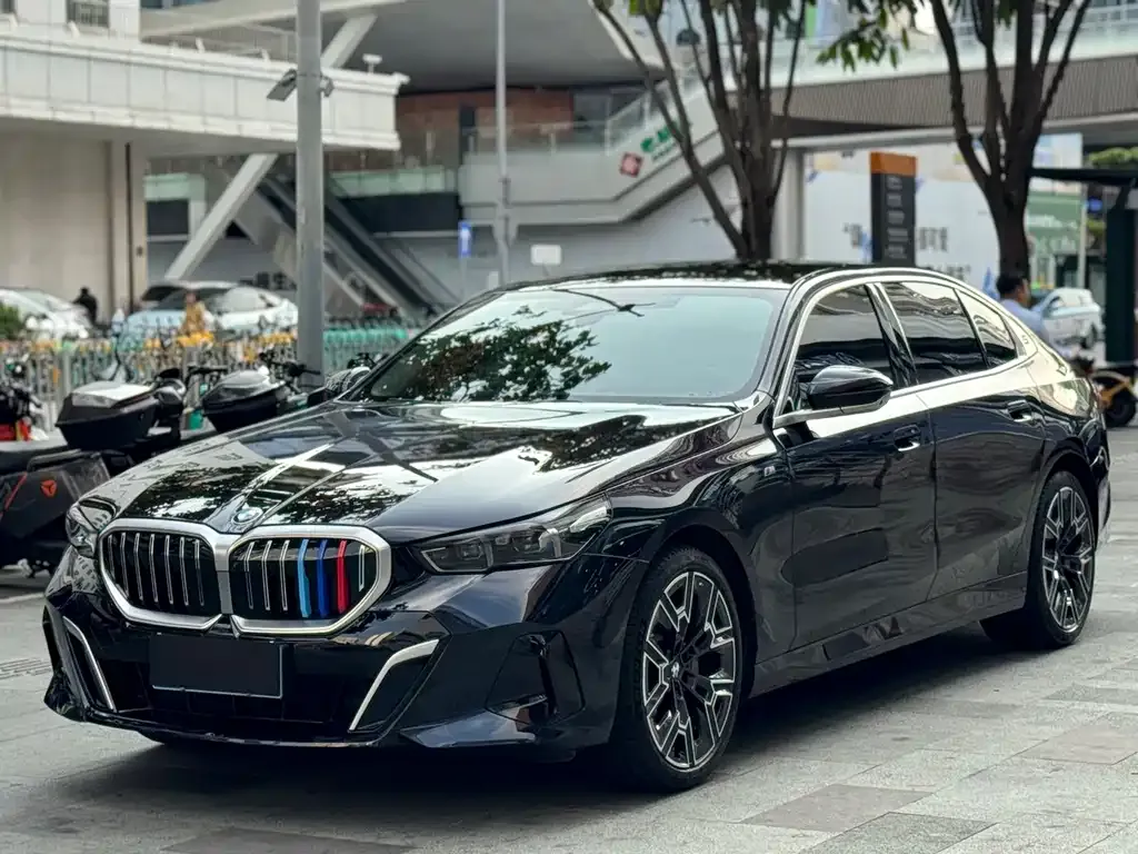 BMW 5 Series — фото 1