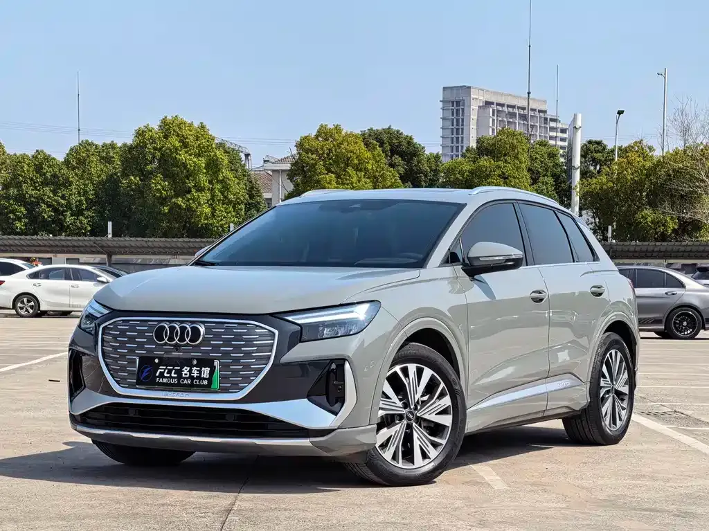 Audi Q4 e-tron — фото 1
