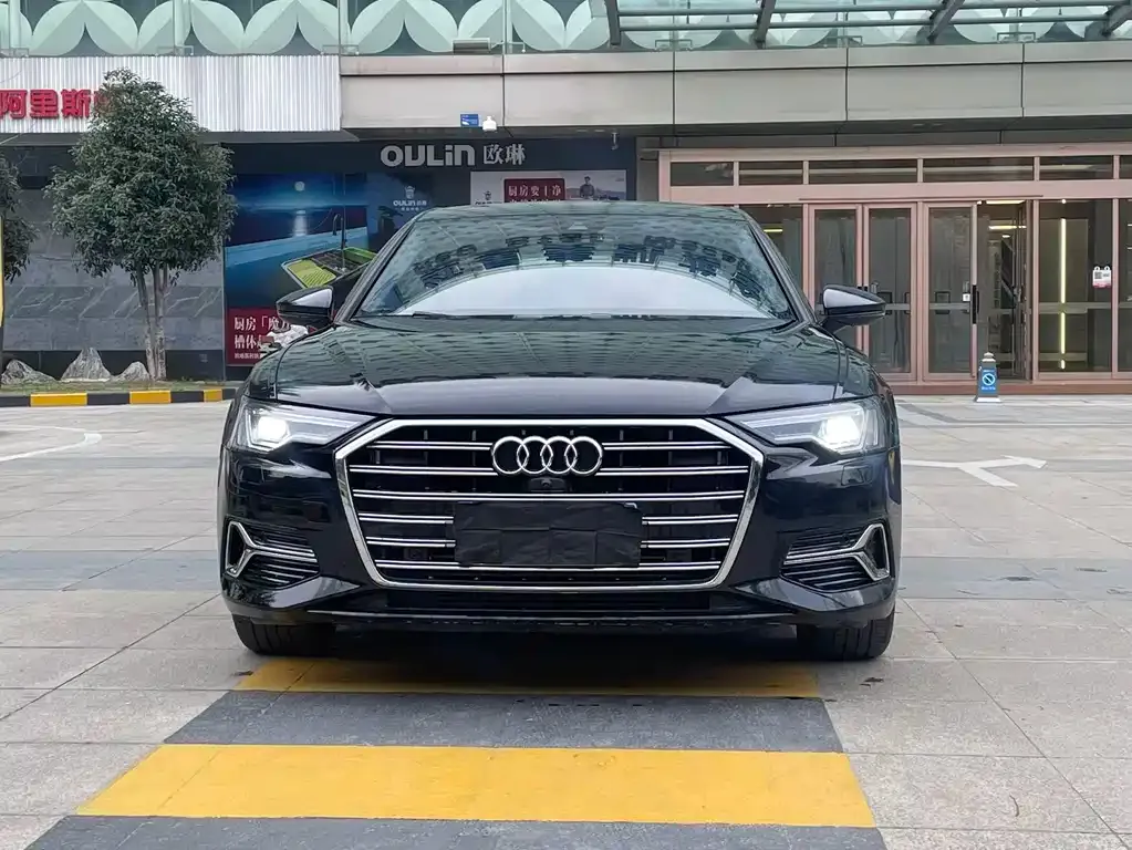 Audi A6L — фото 1