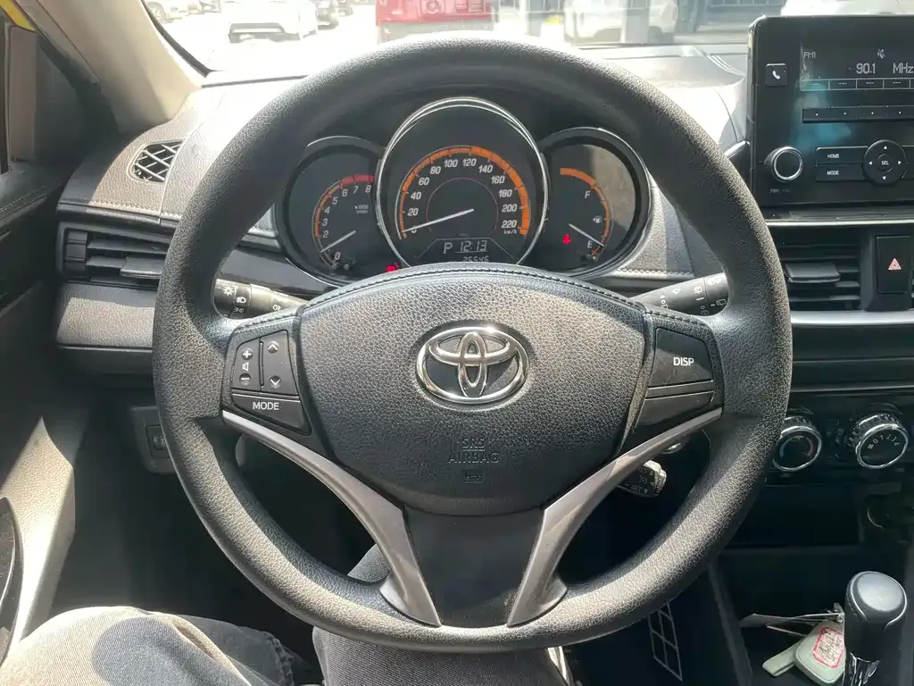 Toyota Yaris L — фото 7